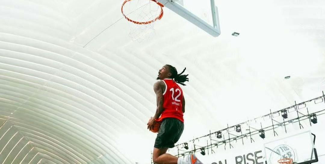 莫兰特和小萨博尼斯互相换队能解决各自难题，配平筹码也好找。
莫兰特跟伊萨洛的矛盾