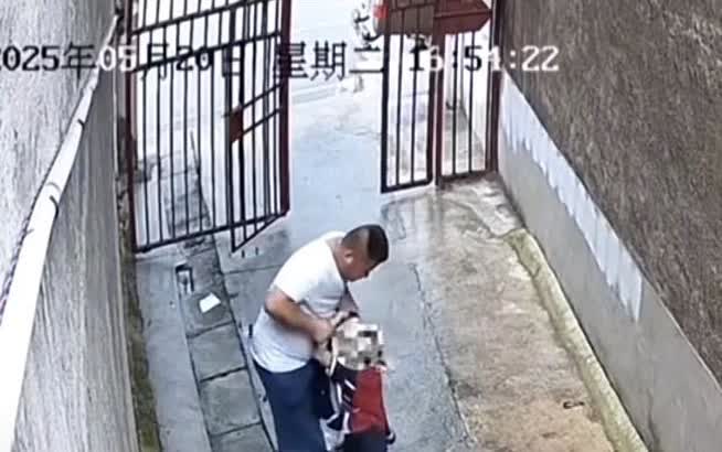 我把湖南娄底陌生男拉6岁女童进巷的视频，发给我同事看了！

同事看完，当场就