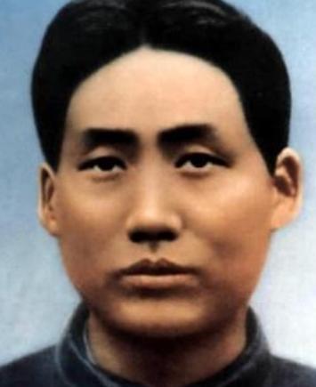 1927年，毛泽东被捕后，在押去处死路上，突然对一名团丁说：“老哥，我腿疼，伤筋