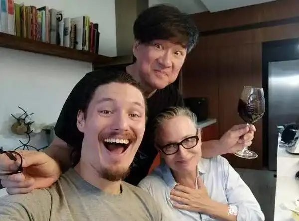 周华健一家三口，他看着最年轻！ ​​​