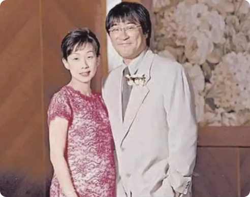 1994年，36岁的李宗盛婚内出轨28岁的林忆莲，回到家后，他看着吸溜面条的妻子