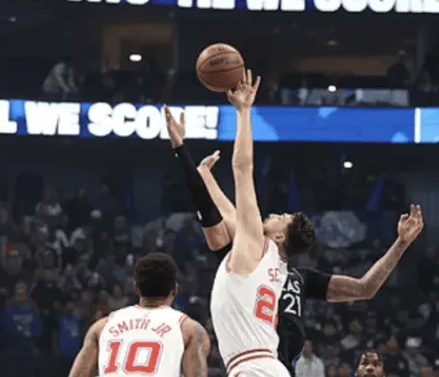 NBA常规赛，火箭对阵独行侠的比赛正在进行中。
上半场两边各伤一名首发球员，分别