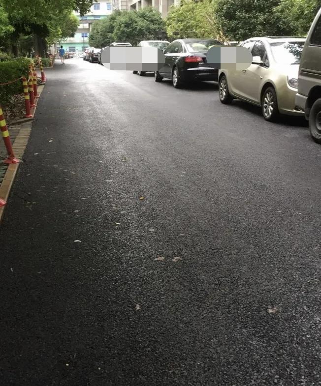 我摁了一声车喇叭，就像打水漂似的，摁等于没摁一样。于是看着她们说话，等着她们能快