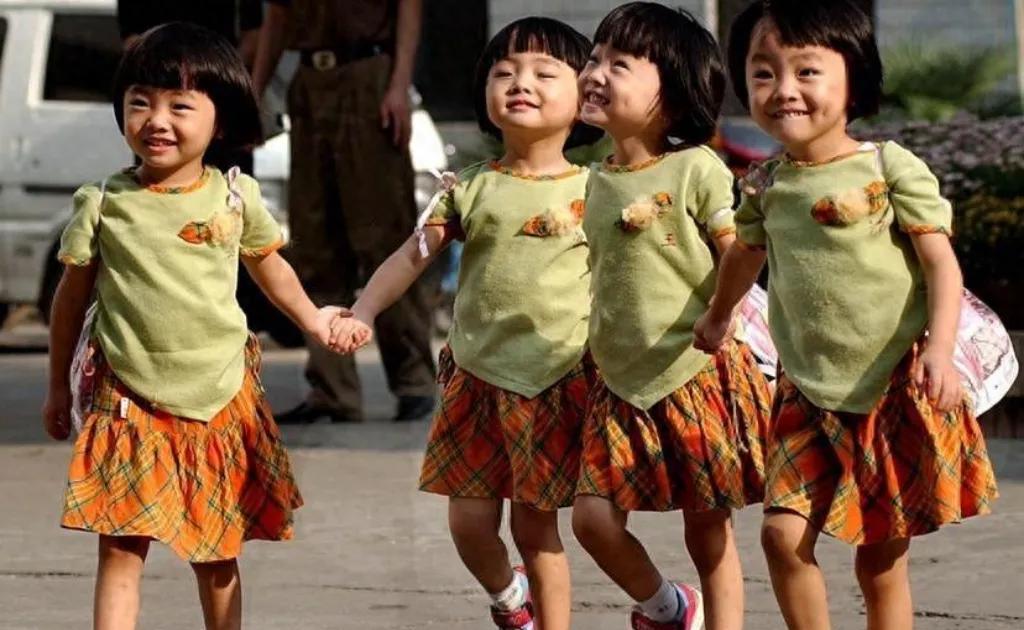 中国最美四胞胎：共赴名校，家庭教育成就人生赢家
中国最美四胞胎，25年来共用一张