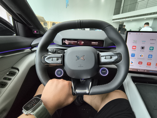 新P7实车探店，价格比你想的低！
想买新P7的宝贝会很开心，因为这台车很难卖高价