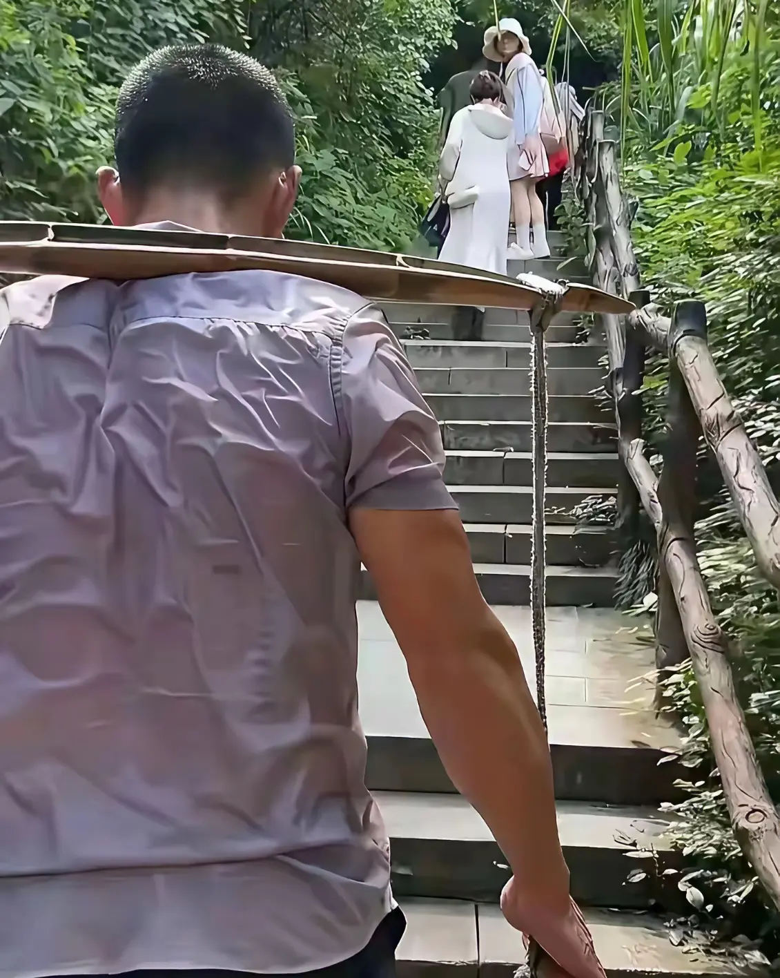 遇到这种情形大家说：这还能继续坐轿吗？