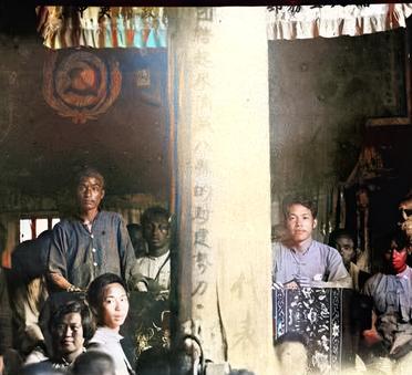 这是一张极为罕见的照片。这张照片拍摄于1933年6月26日。毛主席与苏区八县贫农