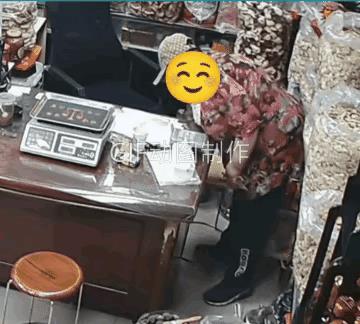 “大妈又来作妖了!”大妈在外面闲逛时，走近了一家干果店没，本以为她是真的想要买什