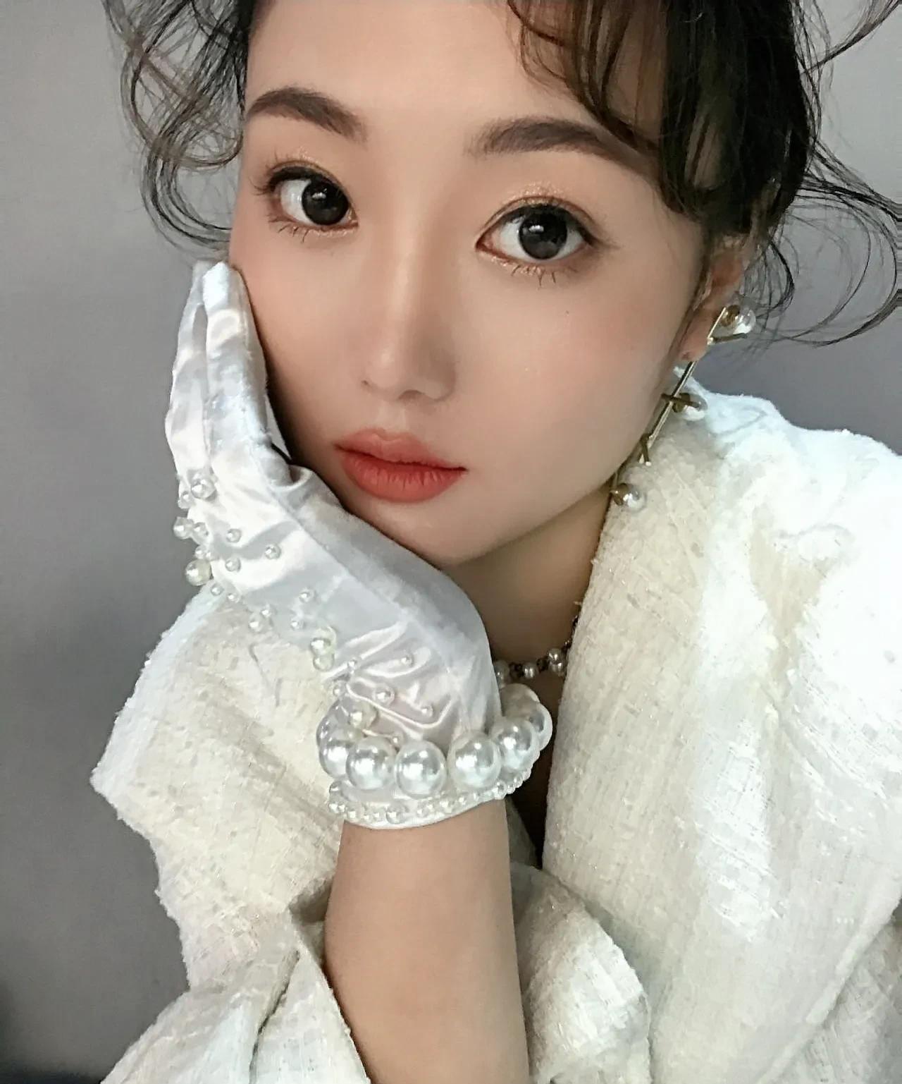  拍写真，是定格当下的美，也是和内心那个闪耀的自己对话。
每一个眼神、每一次托腮