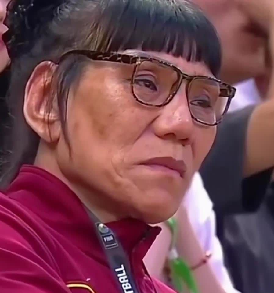 烈士暮年，壮心不已！

中国女篮输日本女篮这场球赛，场边观战的郑海霞这神情，