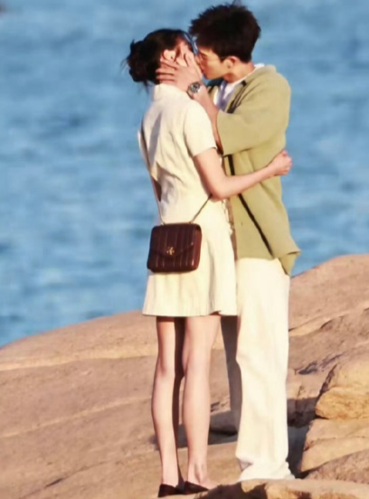 非要安一个移情别恋的名头到关晓彤身上才罢休？！
美女单身，恋爱自由，和男演员合作