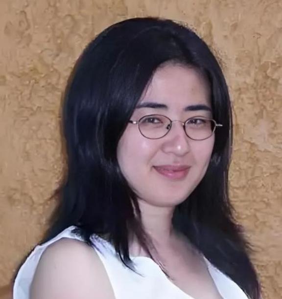 1999 年，28岁北大才女田晓菲嫁给53岁美国导师，父母气的咬牙切齿，但田晓菲