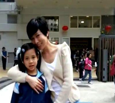 佘诗曼和干女儿吃饭啦，网友惊呼：这皮肤，比女儿还嫩！
2月16日那天，大家都熟知