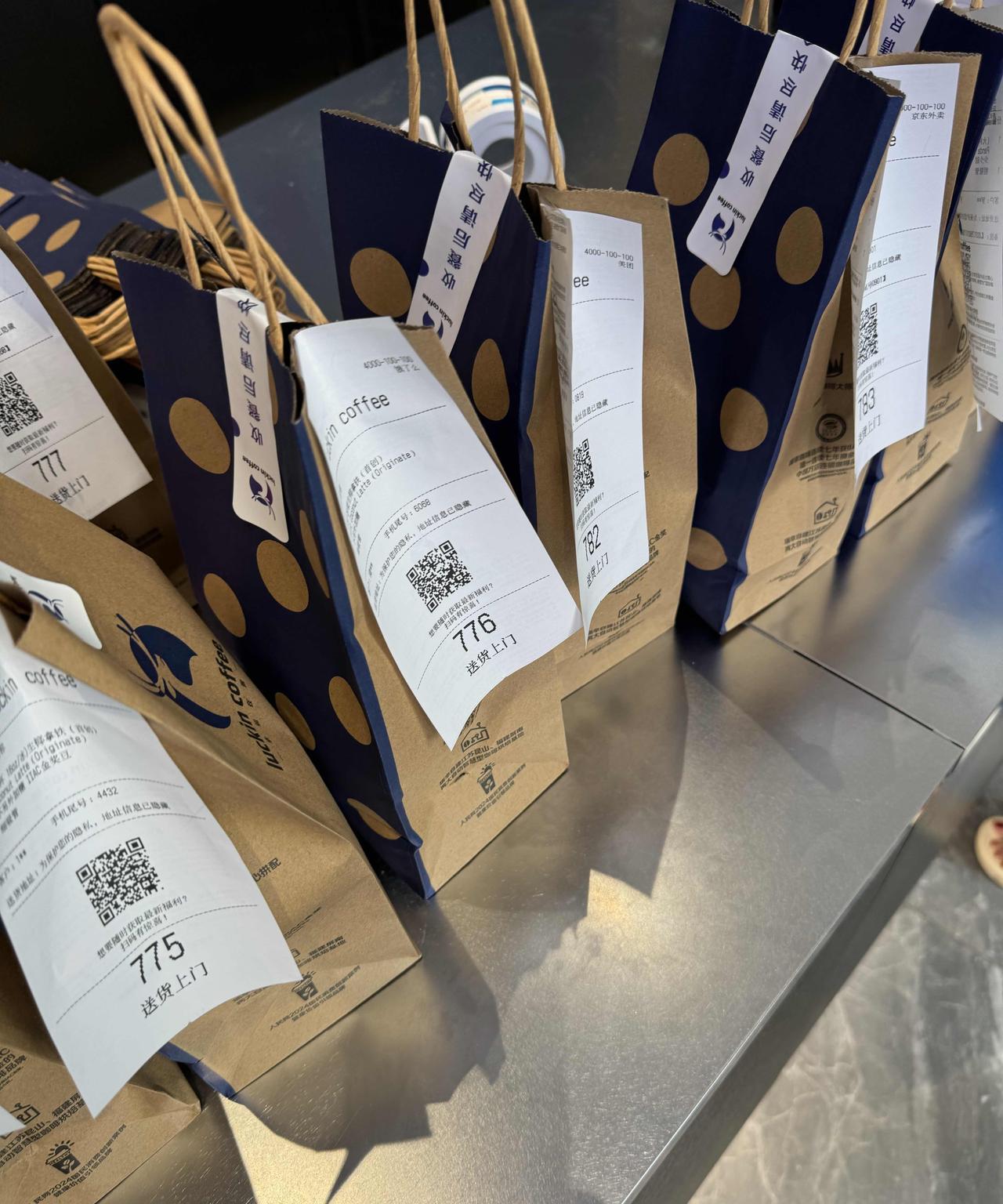早高峰的瑞幸还是要排队的！起码5-8分钟！出餐也快的！
确实可以啊，加盟一家瑞幸