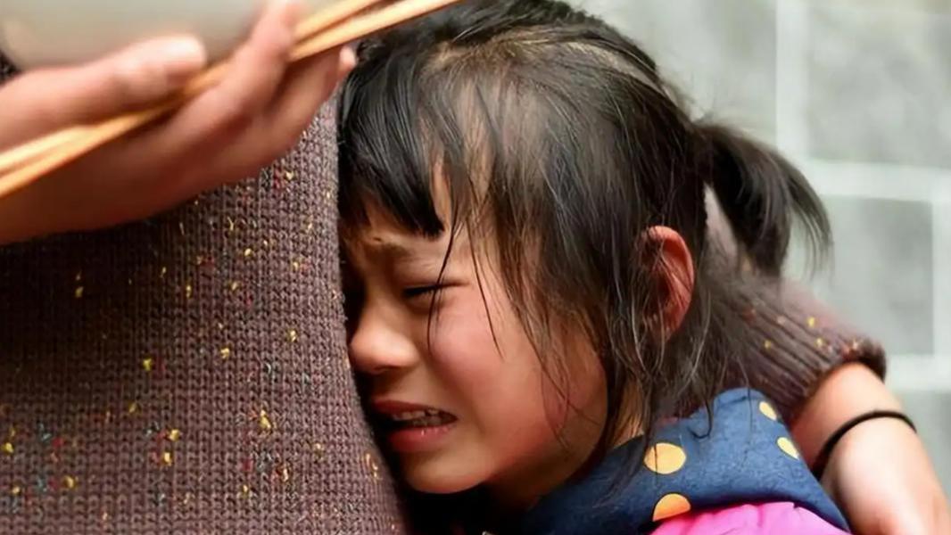 吼完孩子，他哭着要抱抱时，你推开还是抱住？选错了影响孩子一生