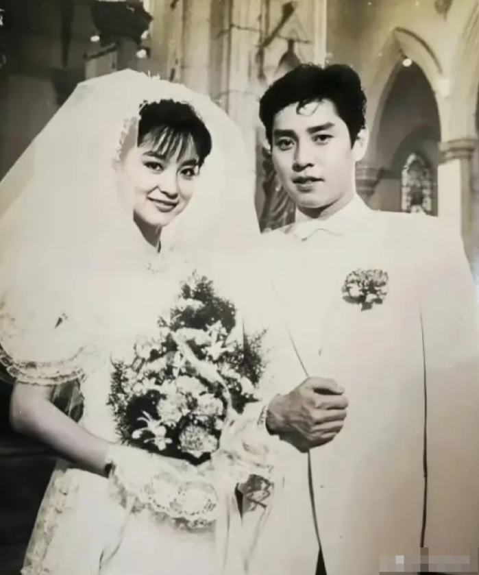 1984 年，林青霞和谭咏麟在合作电影《君子好逑》时的“结婚”剧照流出，两人男才