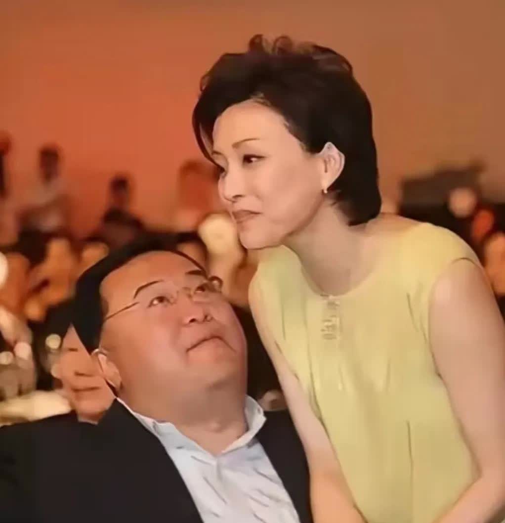 你别看他胖，他满眼都是杨澜，两人很有夫妻相，杨澜算是嫁对了人。