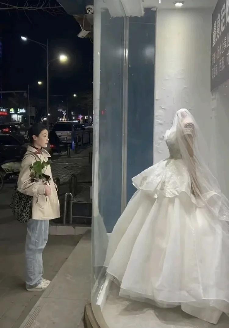 李富贵不比麦小登，
五六岁就会做家务，
父母均是残疾人，
15岁就辍学了。
这段