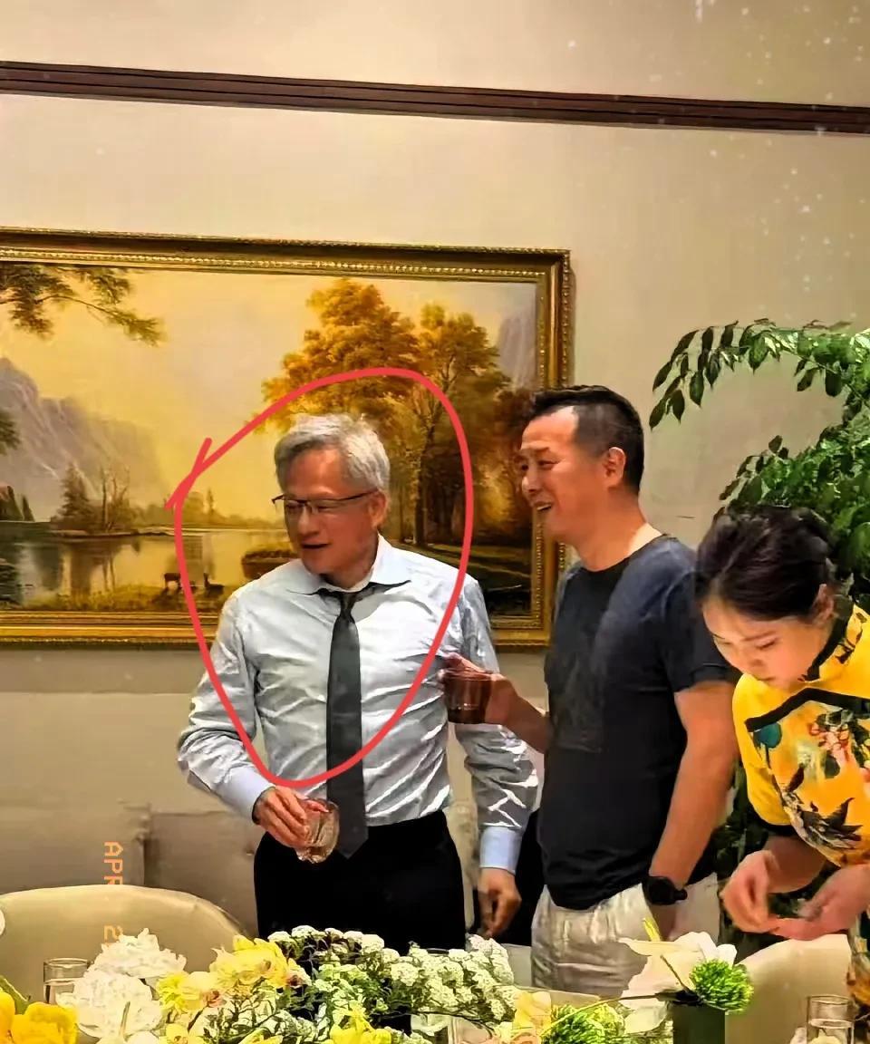 黄仁勋在北京谈完正事儿之后，就应约去参加朋友的晚宴啦，还被网友拍到了现场的情况！