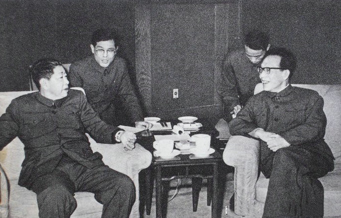 张春桥会见缅甸共产党总书记德钦巴登顶。
