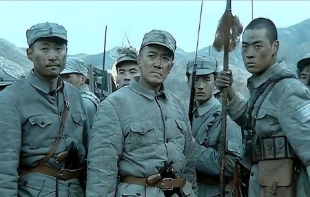 2004年，《亮剑》导演陈健邀请唐国强老师出演李云龙，片酬50万，唐国强笑了笑说