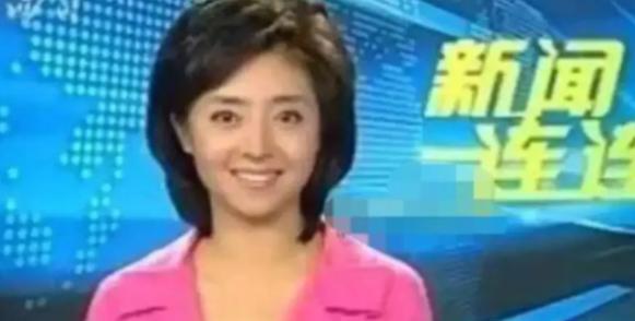 2015年，四川卫视一女主持人，聚完餐回酒店的路上，因为内急下车去路边草丛方便。