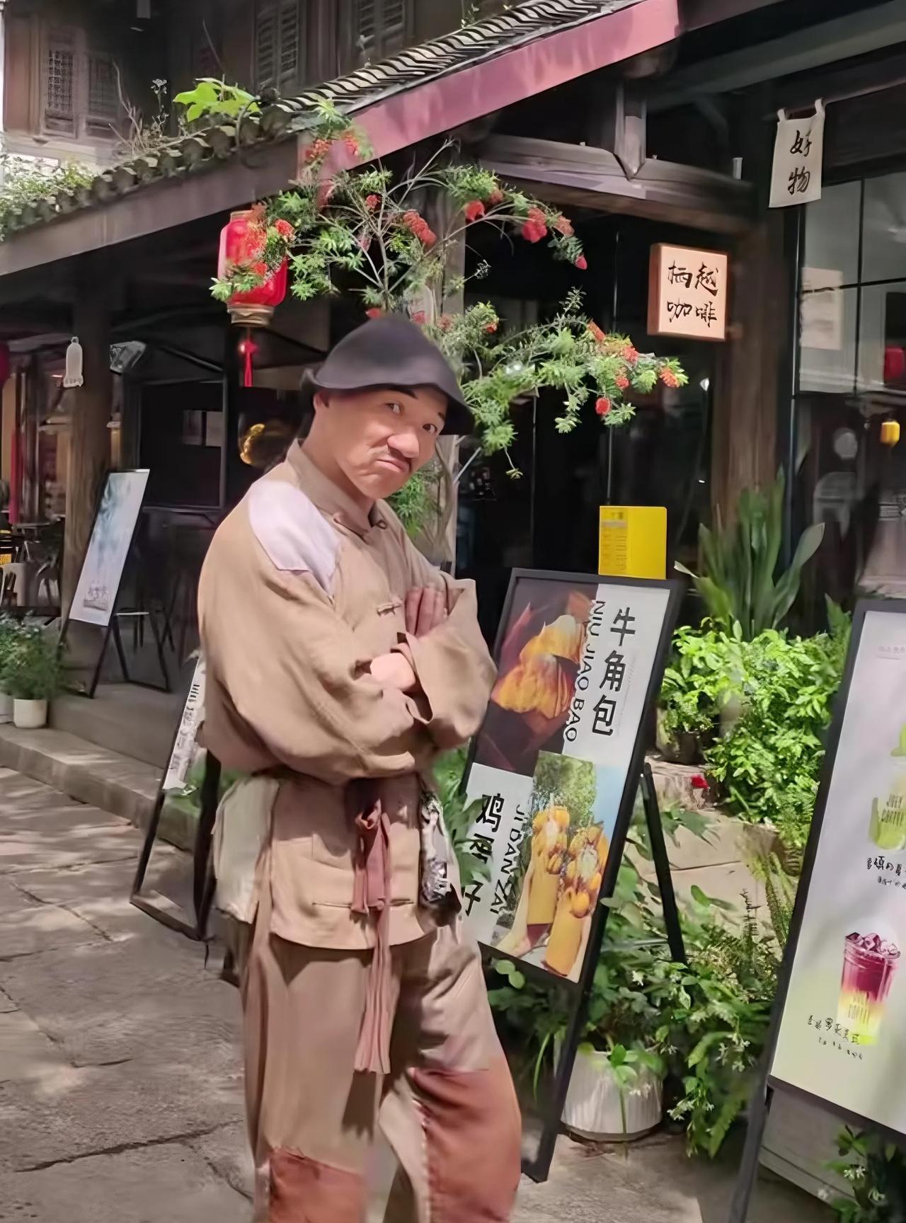 #分享城市新鲜事# 鲁镇的阿Q
        在绍兴柯岩风景区内的鲁镇，里面有