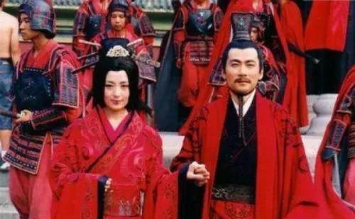 32岁卫青娶了43岁的寡妇平阳公主，新婚夜，公主娇羞地对卫青说：“我服侍你休息吧