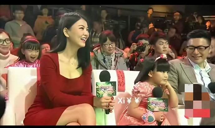 李湘当年还是大美女一枚，虽然生了女儿王诗龄，身材也没有走样，韵味满满，不知为什么