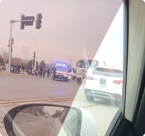 一定要远离大车！
今天下班经过一个十字路口，看到一辆水泥罐车停在路中间，底盘下有