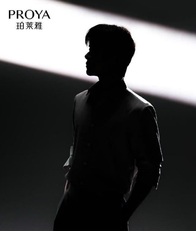 珀莱雅发了易烊千玺的剪影
估计是要官宣代言了，这个品牌誓要做成国货第一美妆品牌呀
