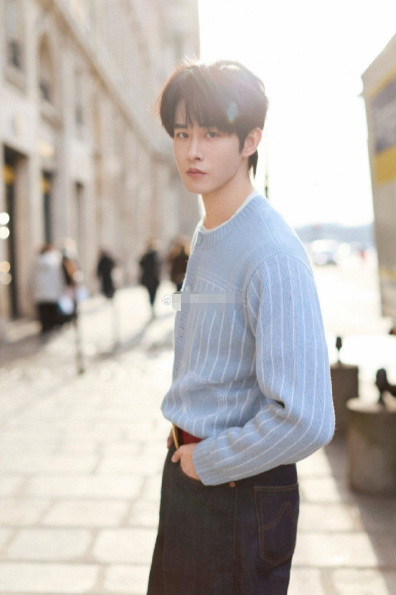 田嘉瑞路过自己应援大屏的那一刻，简直像电影场景。他步履从容，气场全开，与屏幕上耀