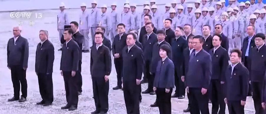 雅鲁藏布江开工仪式上，站在“大佬们”身后的年轻人，才是最该被看见的！
大家怎么看