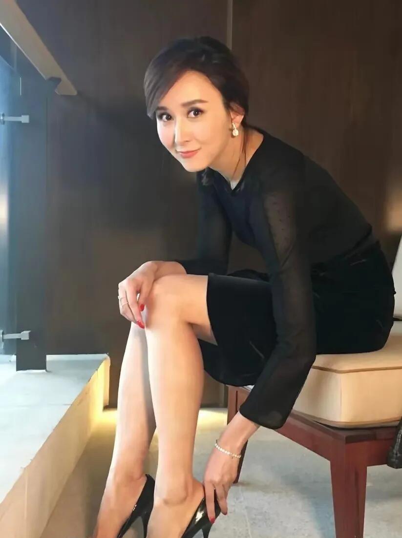 一点也不相信，这竟然是56岁的胡静，看起来比许晴还要性感迷人。她的五官最好看的是