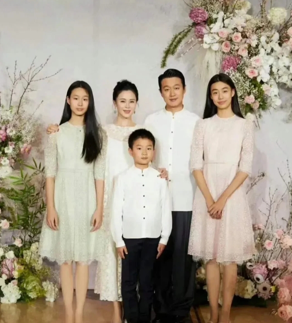 原来佟大为有三个孩子

二女一男

两个女儿的个子可真够高的

真是女大十八变