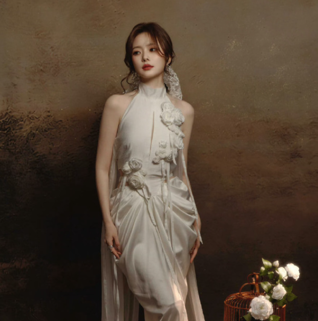 陈卓璇的中式小妆造，她还是很适合这样的风格！