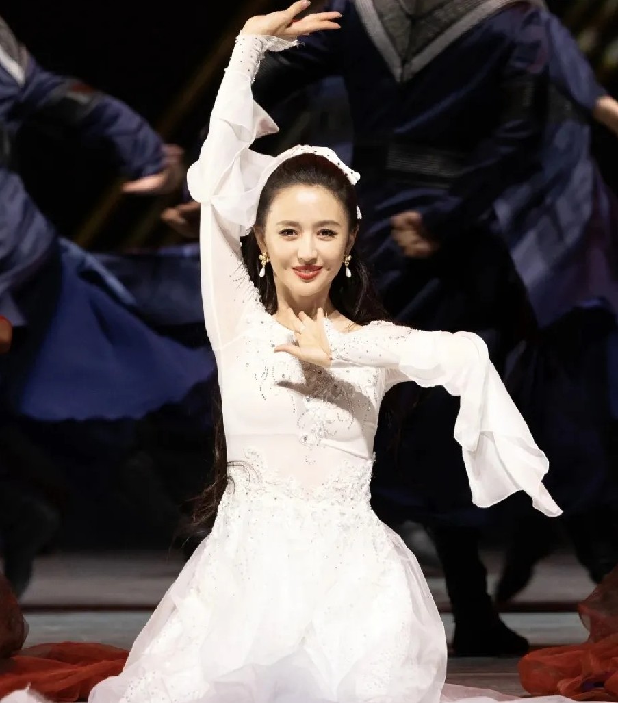 天啊，以前只知道
佟丽娅就是一个演员而已，擅长新疆舞
现在才知道，她不仅是一个好
