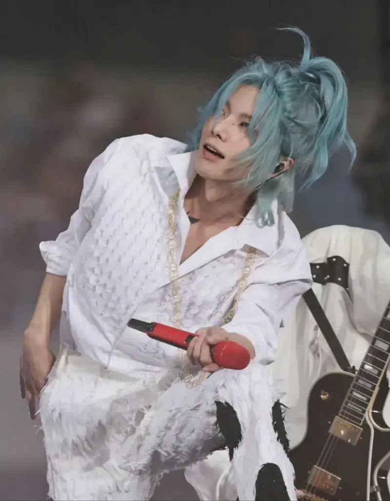 华晨宇在2025年6月1日成都火星演唱会上，以蓝发高马尾造型引发全网热议，该造型