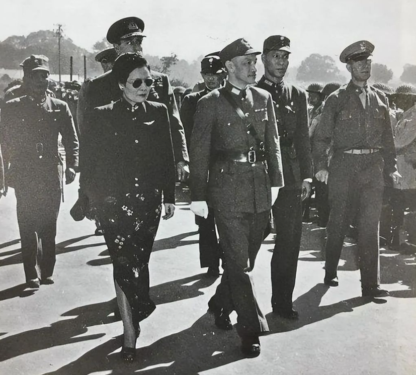 蒋介石在大庭广众之下，否定李宗仁的意见，这使本来就窝着一肚子火的李宗仁火上浇油，