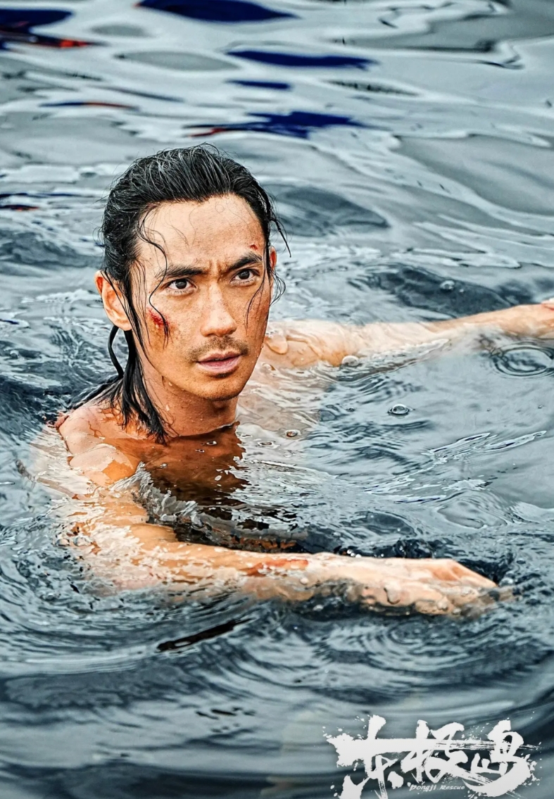 电影《东极岛》今日全国上映，昨天就刷到了有些博主的差评，今天去电影院看了发现一些