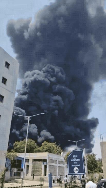 印度这下惨了：一架载有242人客机坠毁：一头扎进商业住宅区！根据印度当地媒体报道