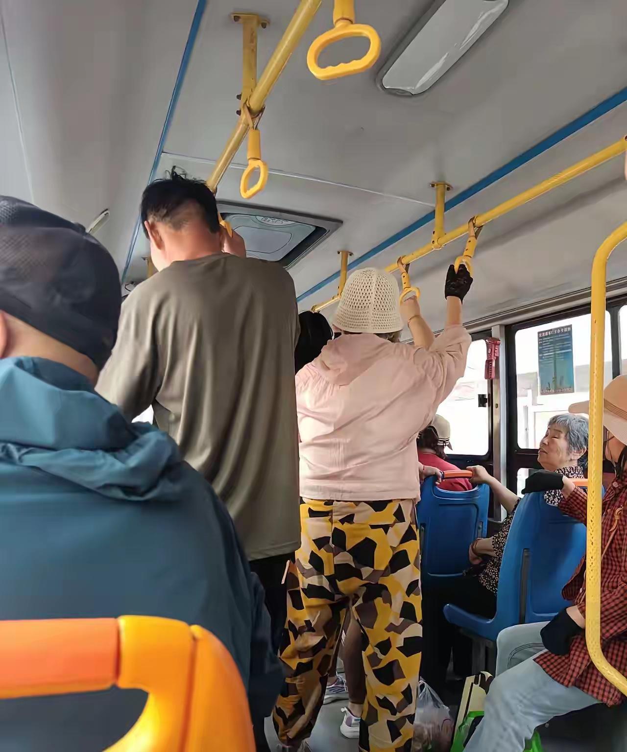 做个文明乘车人！
今天到政务大厅办理了免费乘车卡，加入到了免费的行列，享受到政府