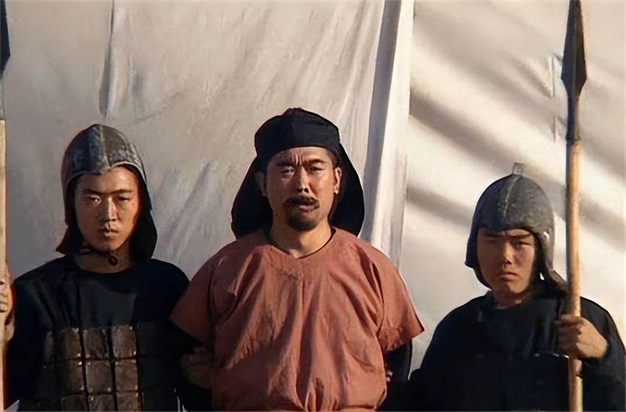 197年，曹操对运粮官王垕说：“我想借你人头一用，以稳定军心，你可不要舍不得！”