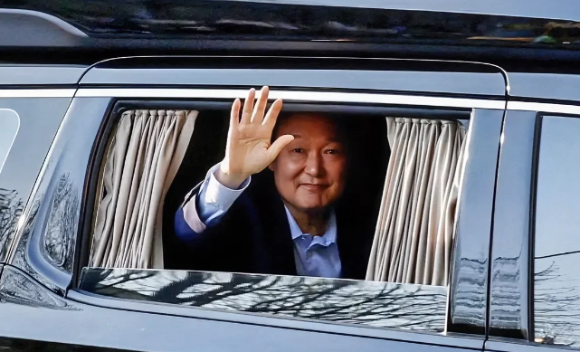 尹锡悦现身法庭受审

韩国前总统尹锡悦涉嫌内乱罪的首场公审于当地时间14日10时