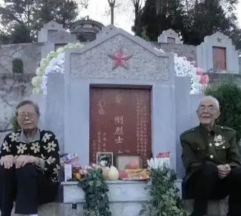 泪目了！



2022年，两位老人觉得时日无多，决定趁着还能行动的时候，跋山涉