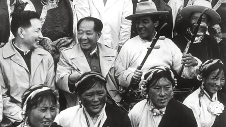 1985年胡同志对川西北部高原和陇南地区进行视察，重走长征路，这是与当地群众合影
