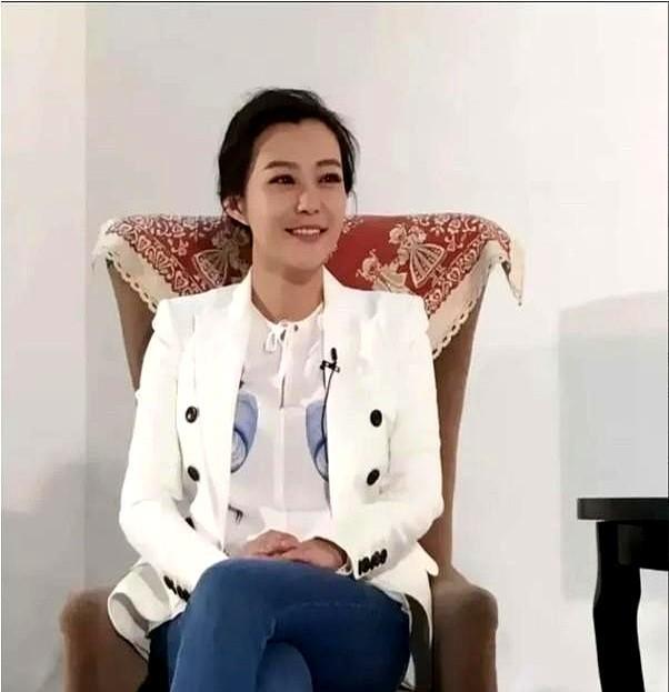 她明明长得挺漂亮的，皮肤白，身材又好，算是微胖的女演员里演技最好的一位。
长相好