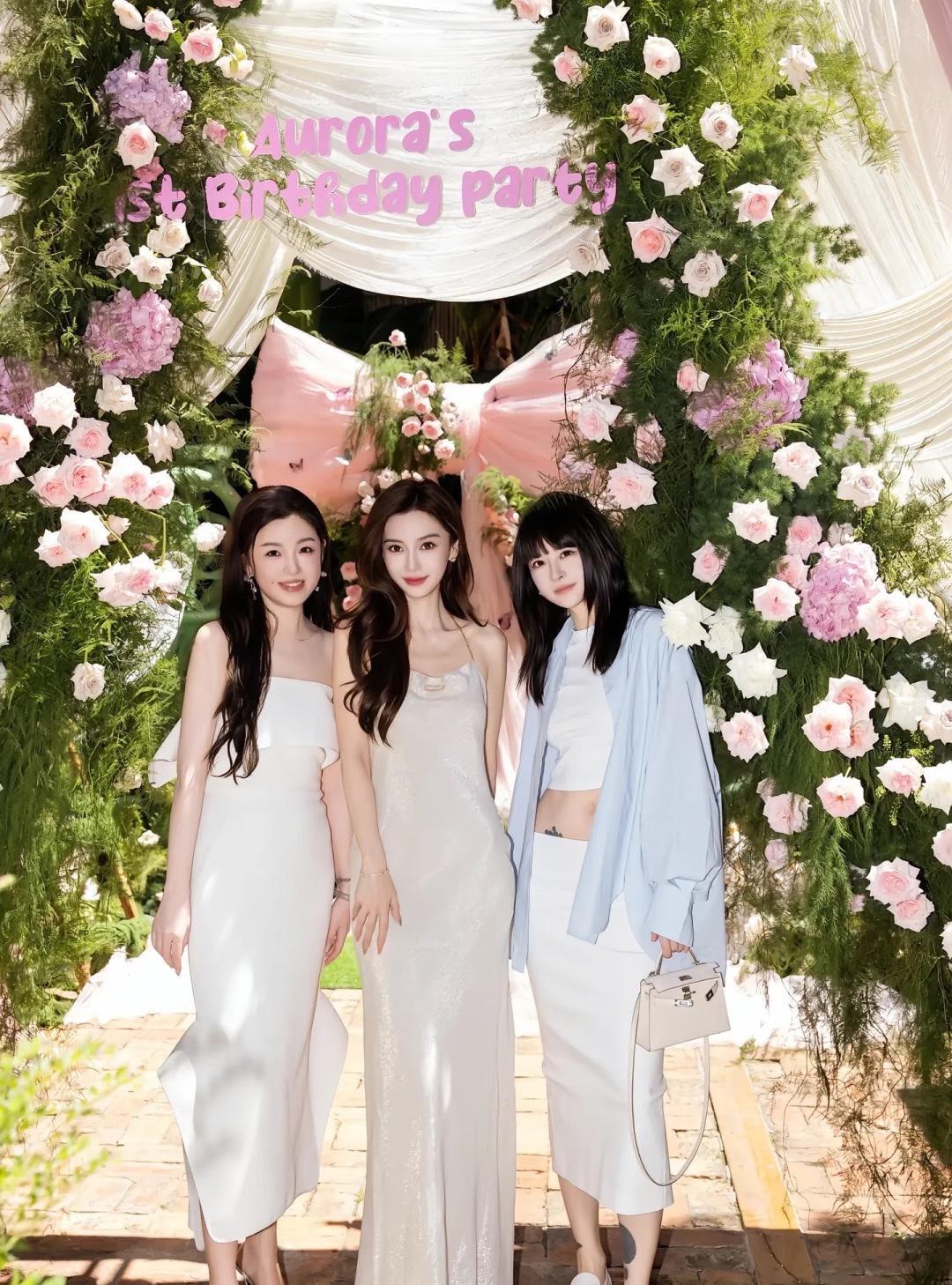 杨颖angelababy 真就美得过分～
七夕没营业，能不能怒拍18宫格弥补一下