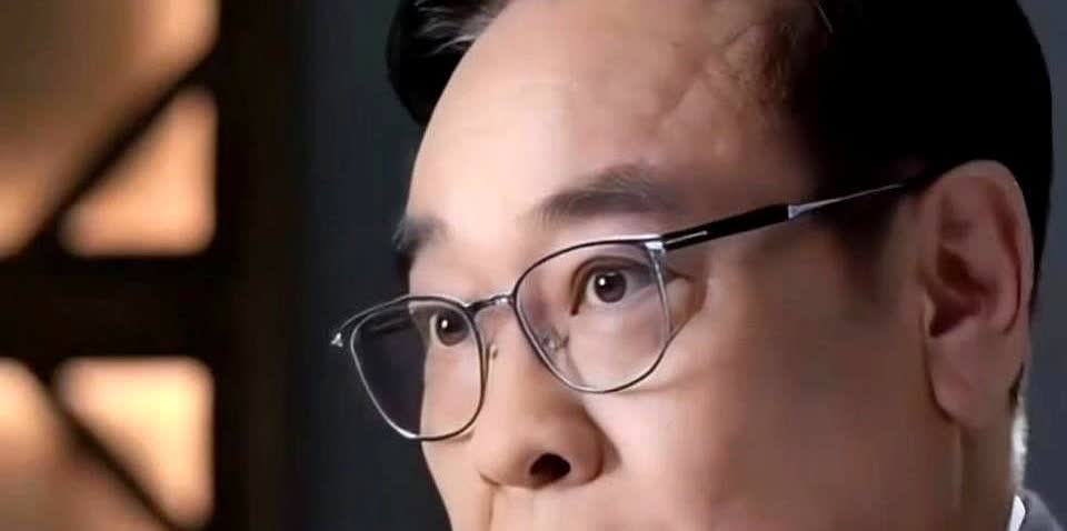 大导演尔冬升说，国内影迷可能不知道，梁朝伟其实很多时候比周星驰还孤僻内向，和他合