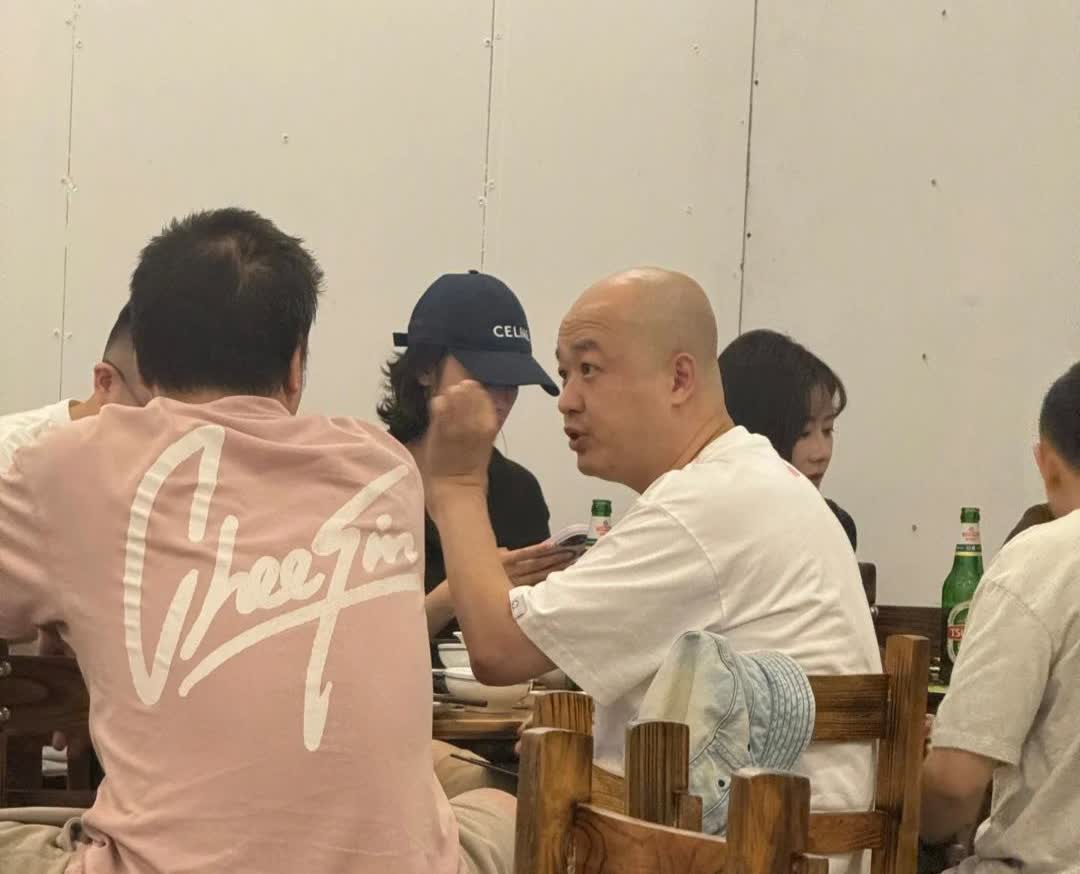 包贝尔在一家餐馆和朋友喝酒，这光头也太醒目了，他胖了好多，满脸肥肉，看起来好豪放